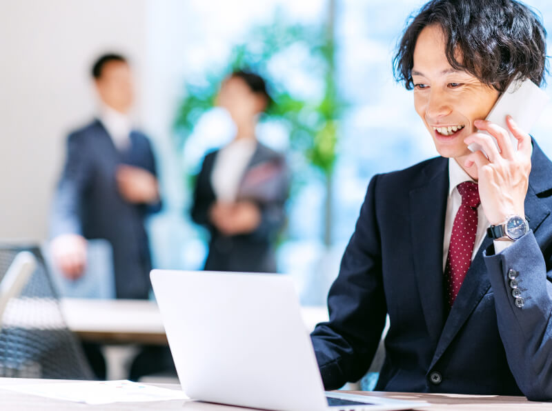電話で問い合わせしている会社員